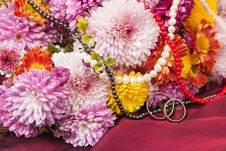Chrysanthemum And Wedding Rings Royalty Free Stock Images Chrysanthemum And Wedding Rings Royalty Free Stock Images