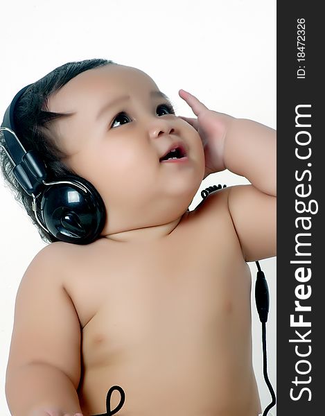 a chubby little girl listen to music with headphon