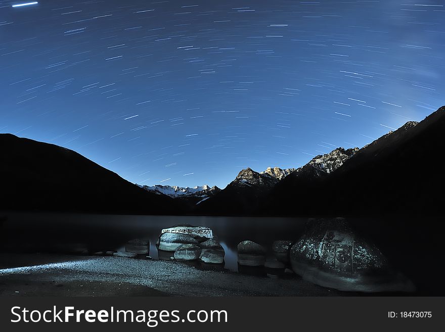 The beautiful scenery of the Xinluhai lakes at night