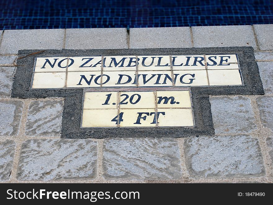 No Zambullirse No Diving sign warning