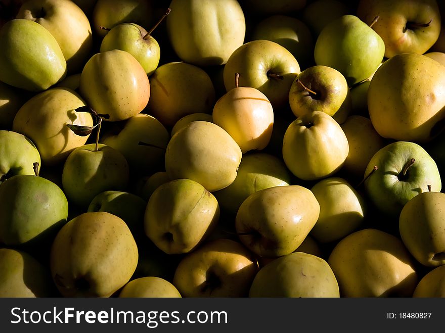 Many yellow and green apples next to each other background