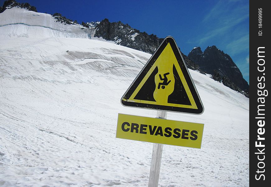 Sign on the Grands Montets glacier to be careful. Sign on the Grands Montets glacier to be careful.