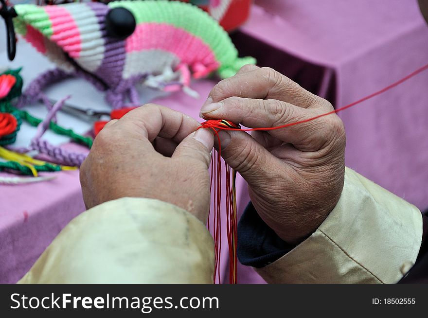 A Chinese craftsman is making intertexture.