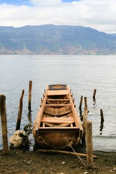 Old Log Boat At The Lake Bank Royalty Free Stock Photography Old Log Boat At The Lake Bank Royalty Free Stock Photography