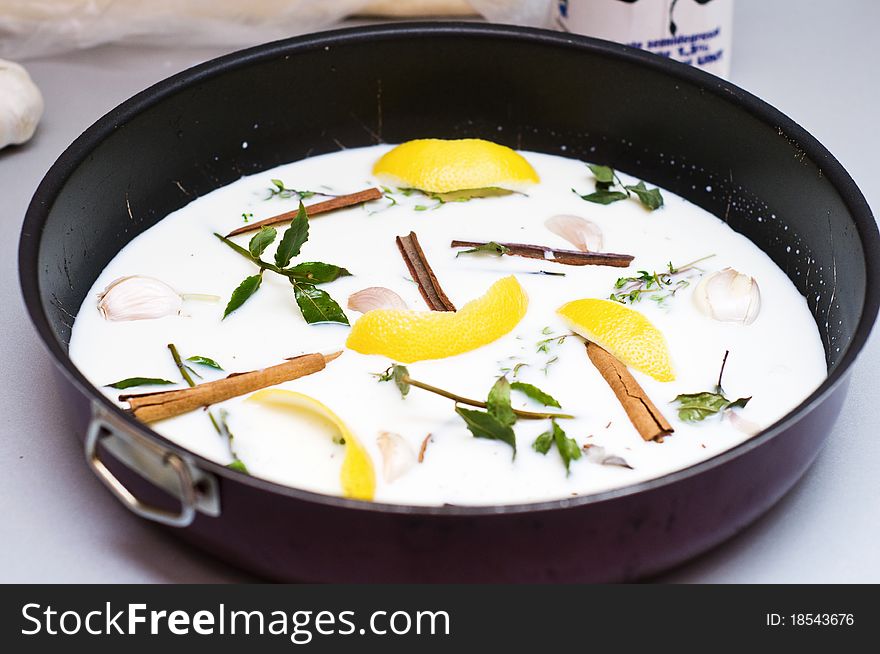 Milk sauce with lemon and cinnamon for chicken