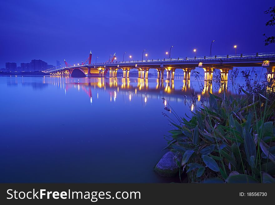 Night scene of Lihu Bridge in the winter after sunset.