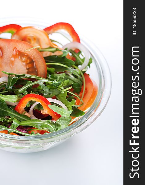 Healthy green salad, with tomatoes, pepper, onion and rucola.