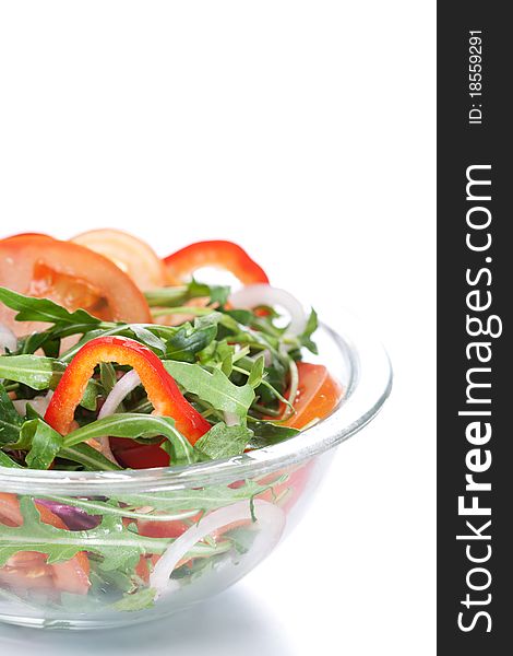 Healthy green salad, with tomatoes, pepper, onion and rucola.