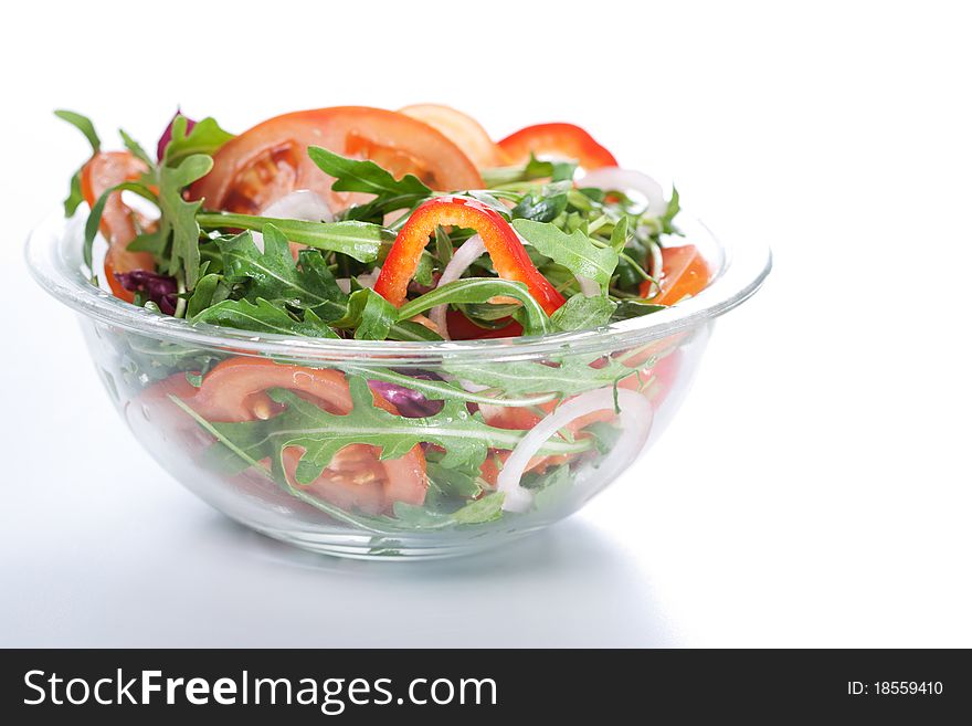 Healthy green salad, with tomatoes, pepper, onion and rucola.