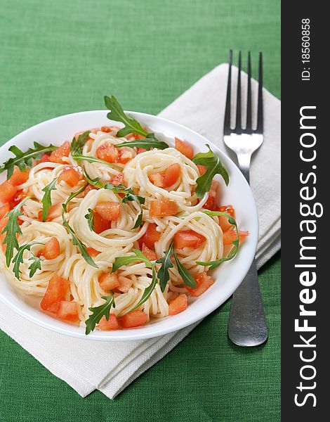 Pasta with tomato and rucola in bowl