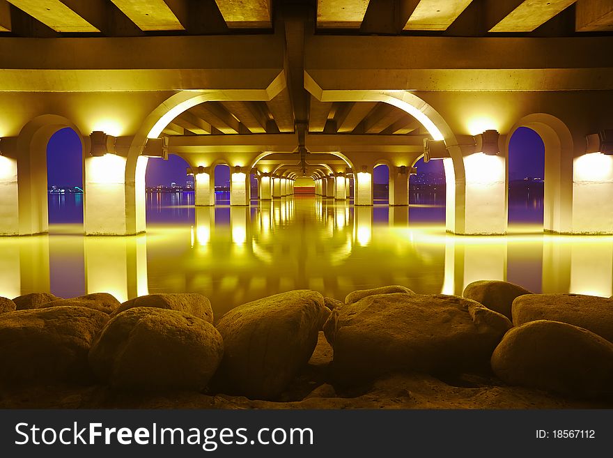 Night scene of Lihu Bridge in the winter after sunset.