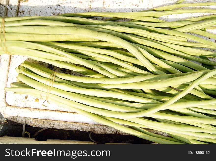 String beans, farmers put it picked, in market sale.