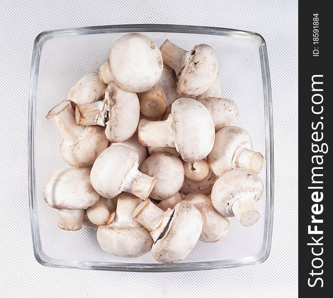 Common field mushrooms in a bowl