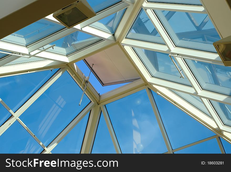 The glass roof of a modern building can always see the blue sky. The glass roof of a modern building can always see the blue sky