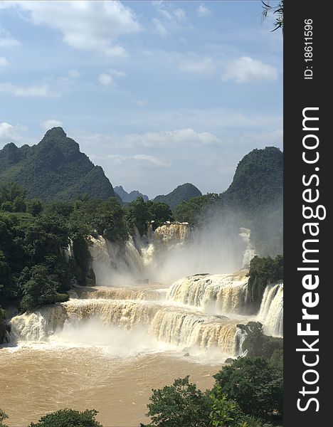 Detian Waterfall across China and Vietnam