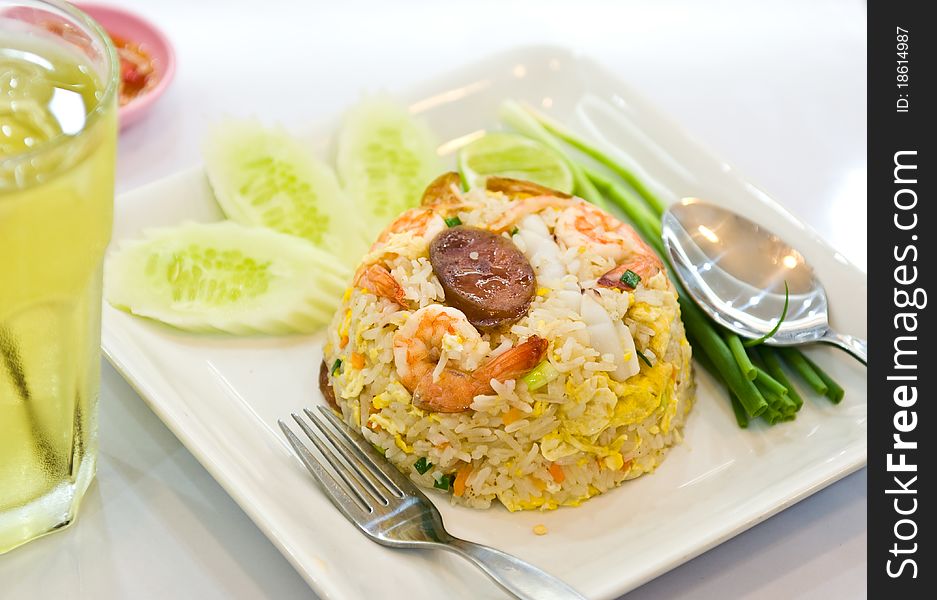 Fried rice with shrimp and vegetable