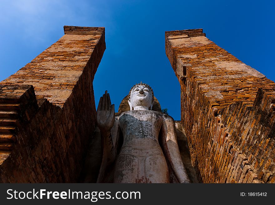 Wat Mahathat, Standing Buddha Image