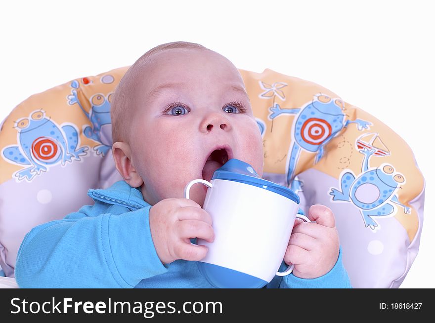 On the baby chair and drink water from a mug. On the baby chair and drink water from a mug