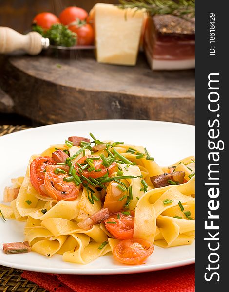 Pasta with bacon and tomatoes