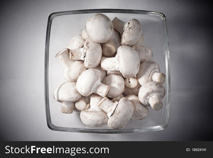 Common field mushrooms in a bowl