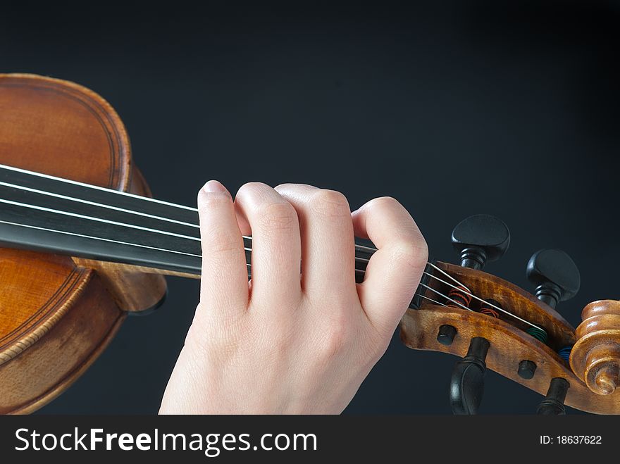 Women fingers on the violin