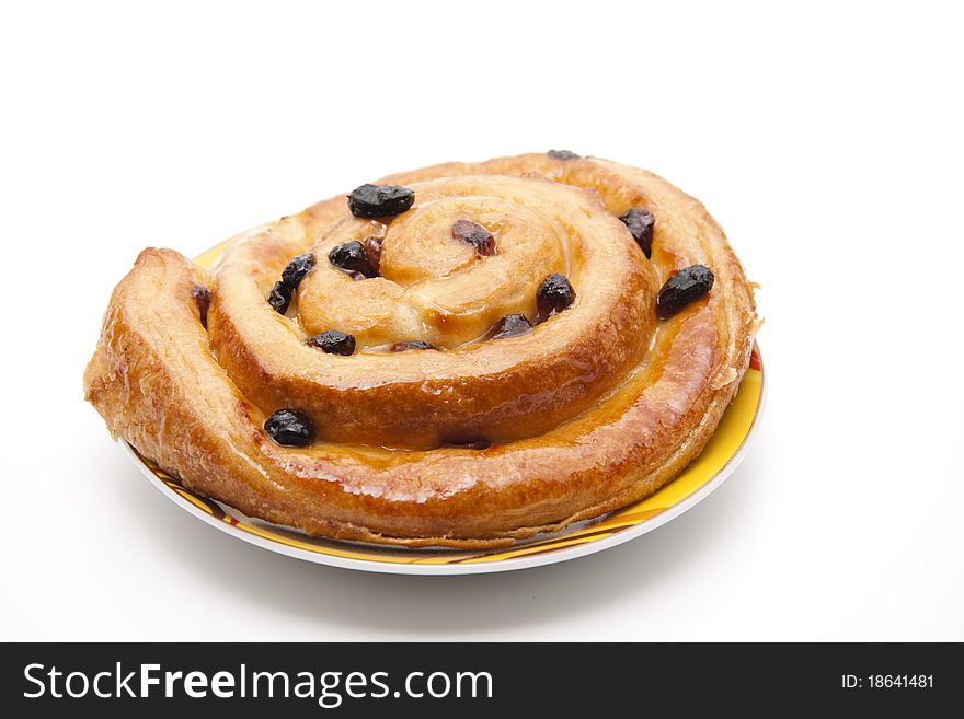 Pastry with raisins onto plates