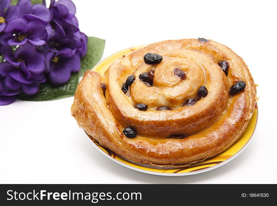 Pastry with raisins onto plates
