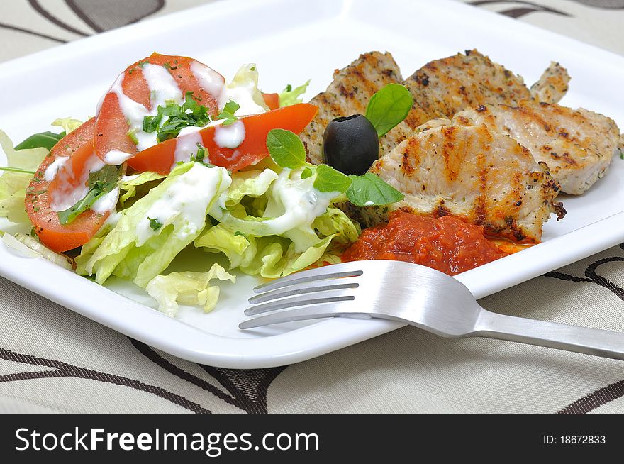 Grilled turkey with fresh vegetables and pasta with peppers