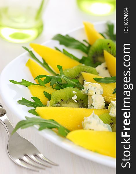 Salad with mango, kiwi and blue cheese