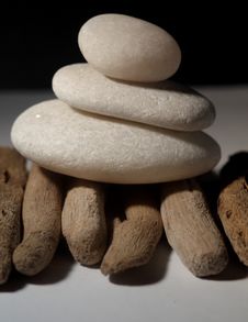 Balancing Stones On Drift Wood (vertical) Royalty Free Stock Images Balancing Stones On Drift Wood (vertical) Royalty Free Stock Images