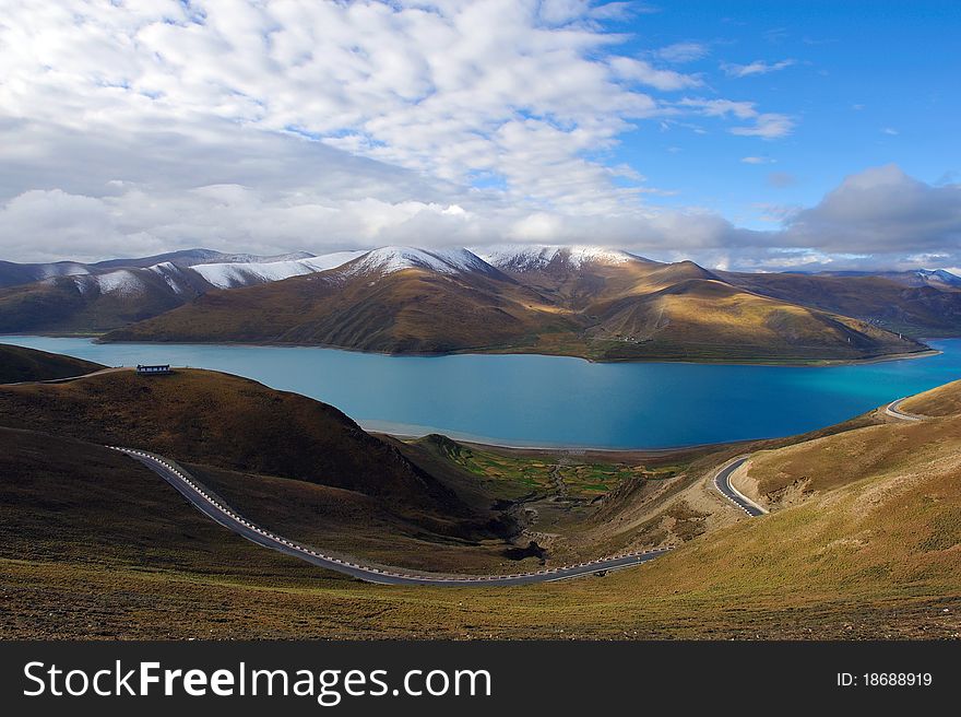 It is Yamdrok Lake located in Tebit, China. It is Yamdrok Lake located in Tebit, China