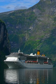 Cruise Ship Geiranger Fjord - Vertical Royalty Free Stock Photos Cruise Ship Geiranger Fjord - Vertical Royalty Free Stock Photos