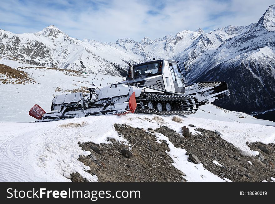 A snowcat is an enclosed-cab, truck sized, fully tracked vehicle designed to move on snow. Snowcats are often referred to as 'trail groomers' because of their use for grooming ski trails (pistes) or snowmobile trails. A snowcat is an enclosed-cab, truck sized, fully tracked vehicle designed to move on snow. Snowcats are often referred to as 'trail groomers' because of their use for grooming ski trails (pistes) or snowmobile trails.