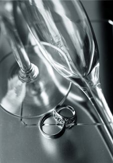 Wedding Rings And Champagne Flutes Royalty Free Stock Images