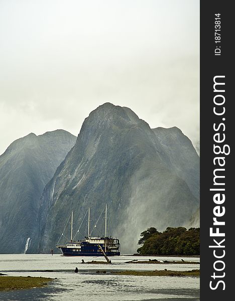 Milford Sounds New Zealand and sailing boat in the Fjords