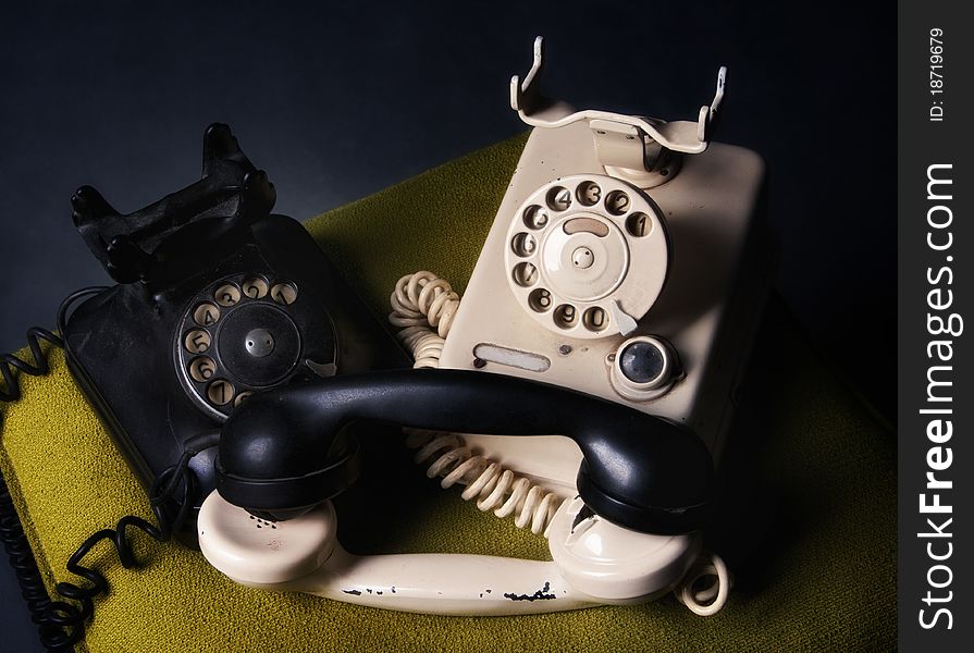 A bit metaphore, a bit fun, two oldtimer phones with exchanged parts, waiting for each other and so on till an end. A bit metaphore, a bit fun, two oldtimer phones with exchanged parts, waiting for each other and so on till an end.