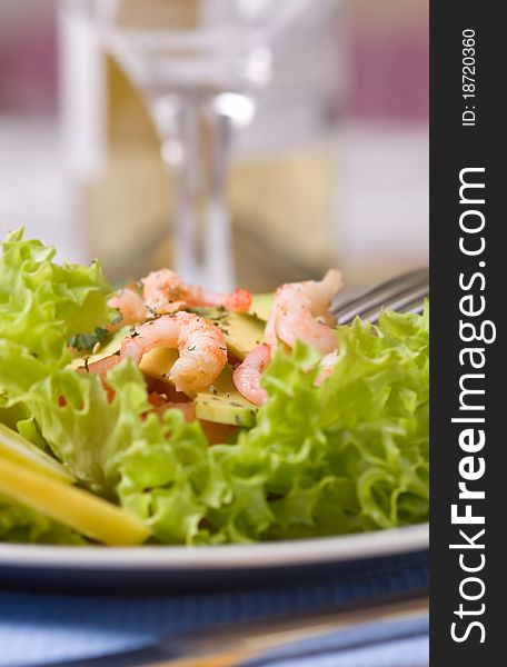 Salad with shrimps and avocado