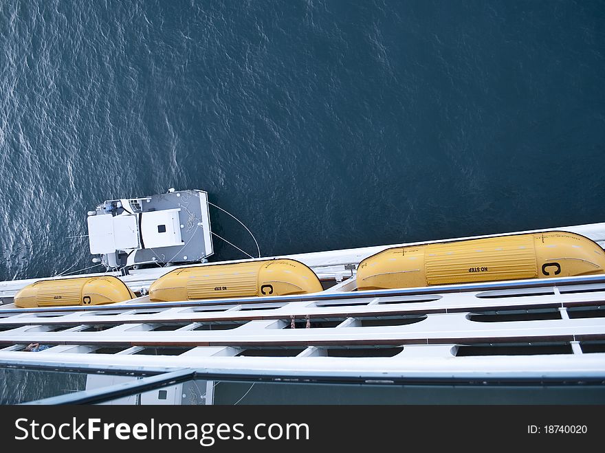 Pilot boat aproaching a cruiseship