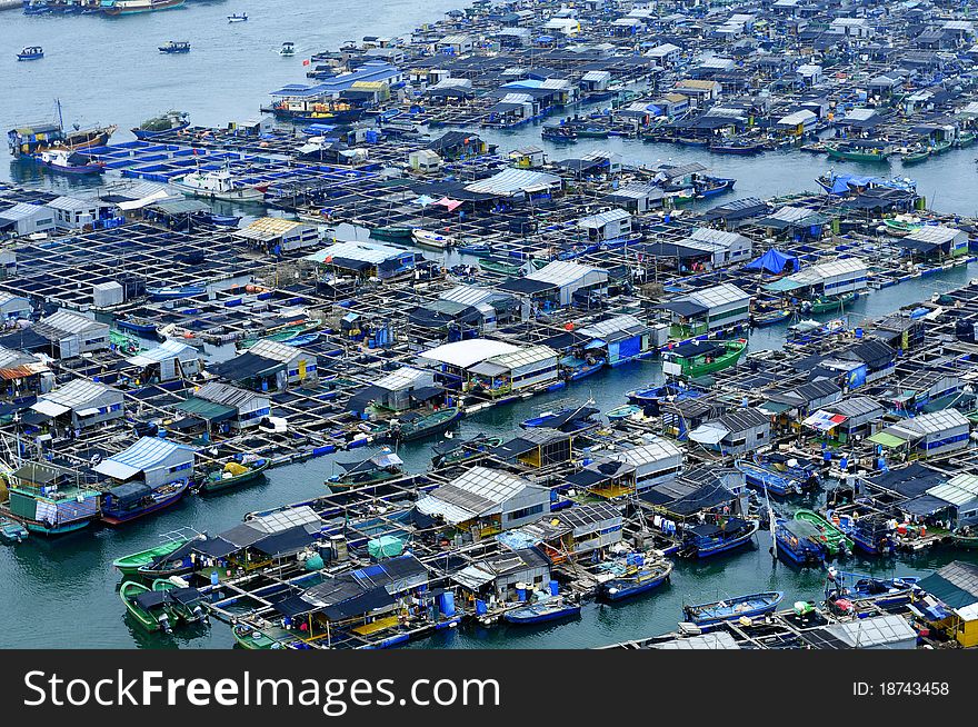 Many boats together to form a huge seafood farms. Many boats together to form a huge seafood farms
