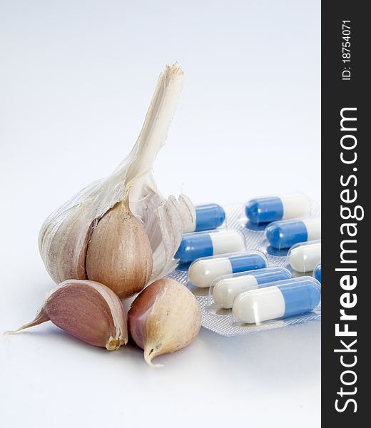 Head and the cloves of garlic with Packing of tablets. Head and the cloves of garlic with Packing of tablets