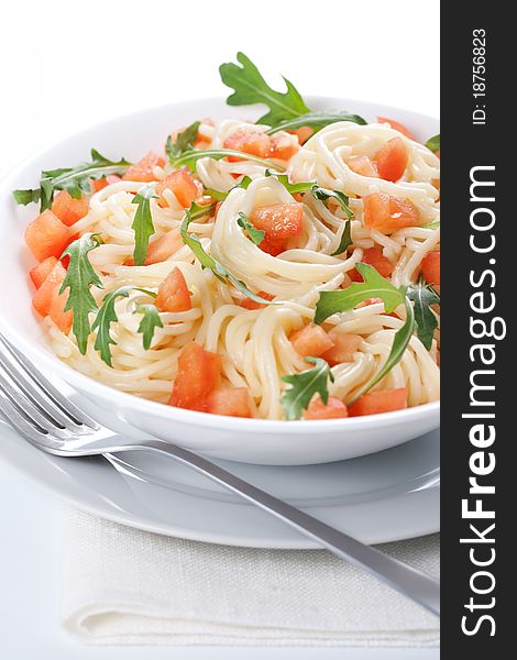 Pasta with tomato and rucola in bowl