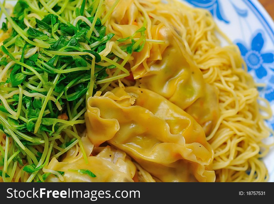 Vegetarian meat dumpling noodles made from healthy vegetarian ingredients.