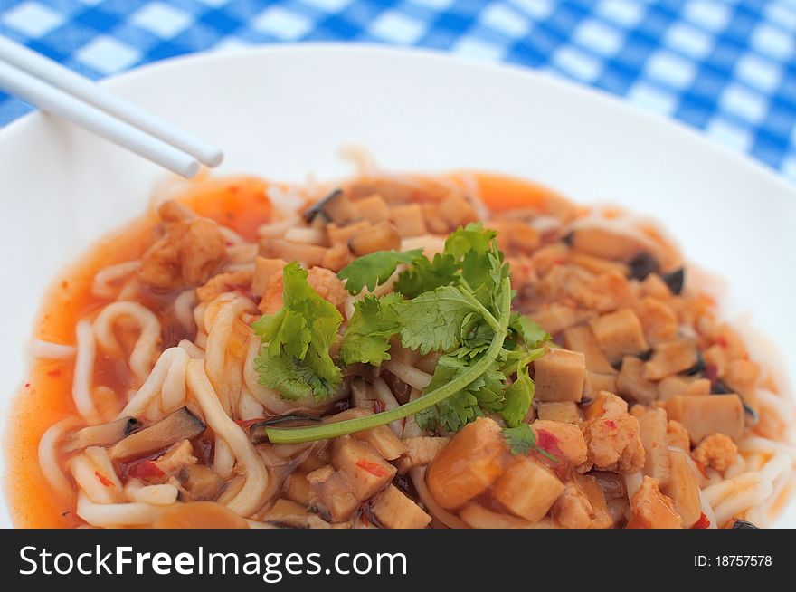 White noodles with vegetables