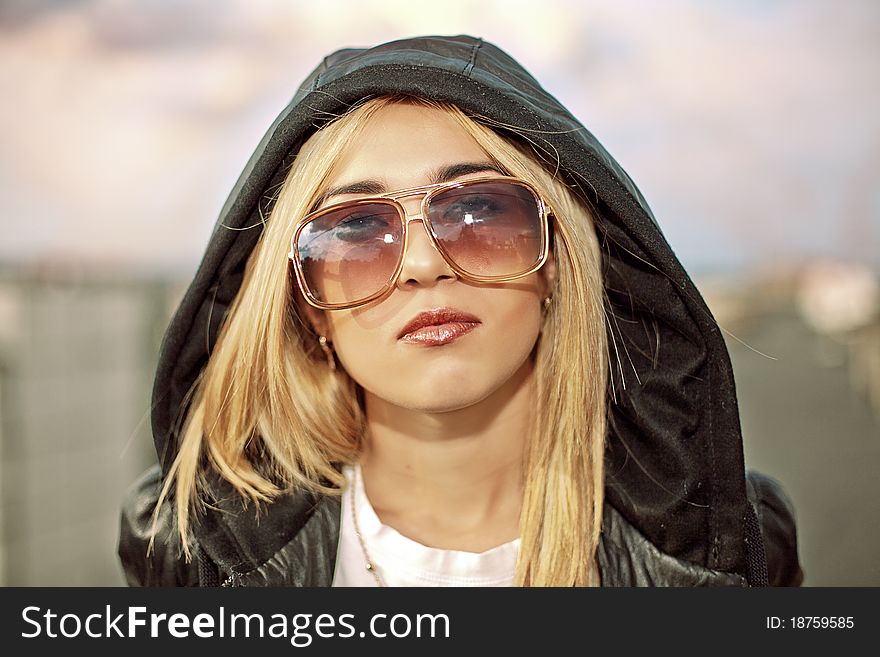 Fashion portrait of young beautiful girl in sunglasses