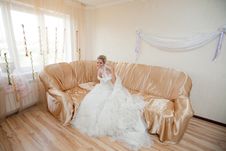 Happy Bride On The Sofa Royalty Free Stock Photos Happy Bride On The Sofa Royalty Free Stock Photos