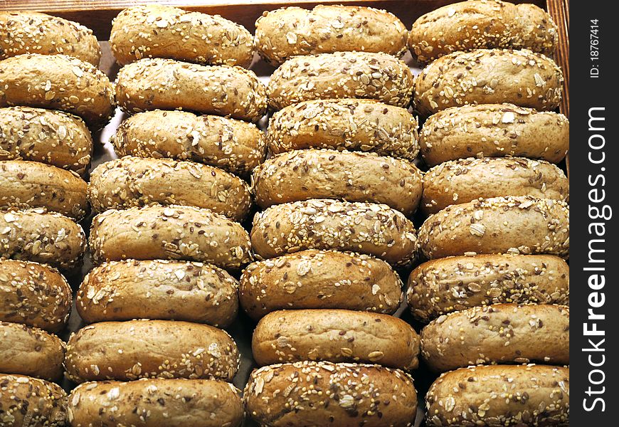 Freshly baked bagels being displayed at a bakery