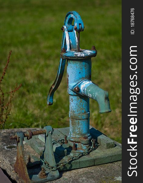 Free standing blue water pump