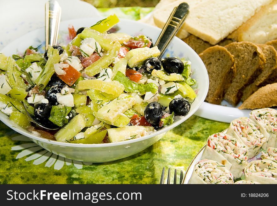 Fresh salad with mozzarella, tomatoes, olives and green and red pepper