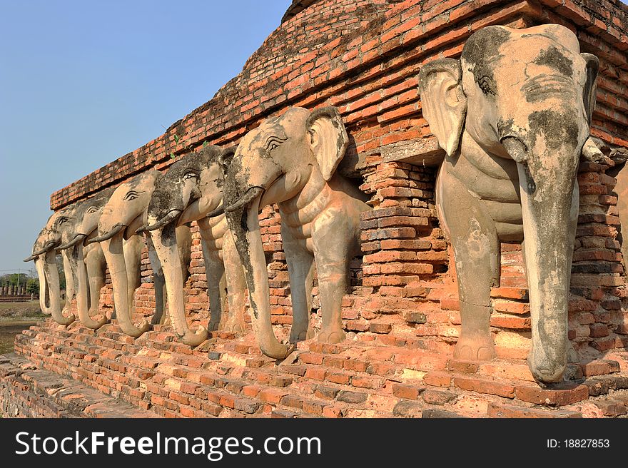 This is a small sized group of monuments consisting of a Ceylonese style with 24 elephant images decoration its base.  Columns of the Wihan (hall) are made of sandstone which are different from the laterite columns in other temples.  A stone inscription found in this area refers to Wat Chetuphon and Wat Takuan.