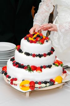 Cutting Fresh Wedding Fruitcake Royalty Free Stock Images